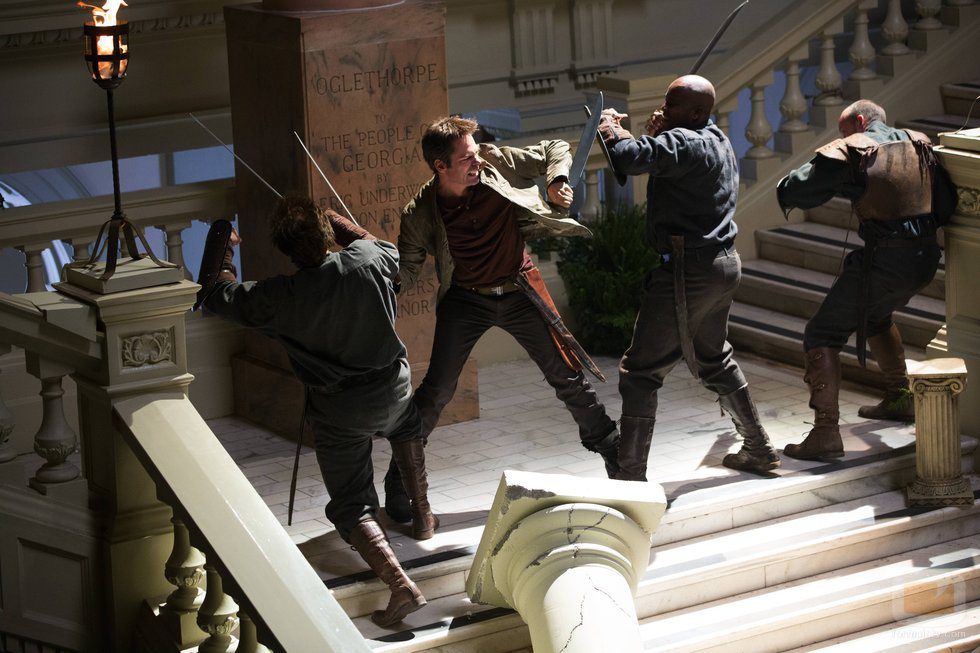 Miles Matheson lucha para escapar de los hombres de Monroe en 'Revolution'