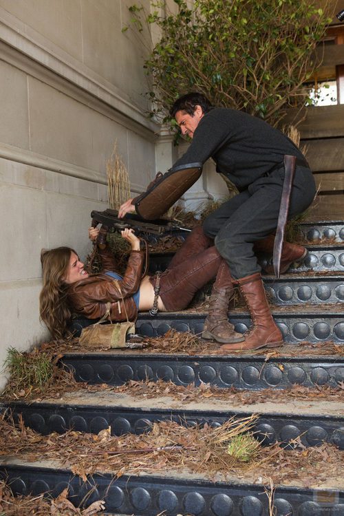 Tracy Spiridakos se defiende en 'Revolution'