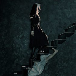 Una monja sube una escalera mientras la baja una enferma en 'American Horror Story: Asylum'