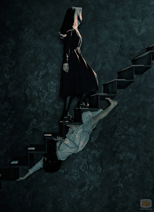 Una monja sube una escalera mientras la baja una enferma en 'American Horror Story: Asylum'
