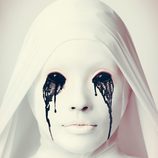 Una monja blanca llora lágrimas negras en el poster de 'American Horror Story: Aslym'