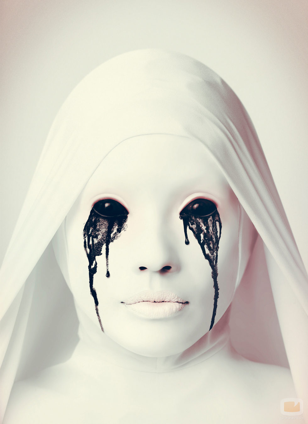 Una monja blanca llora lágrimas negras en el poster de 'American Horror Story: Aslym'