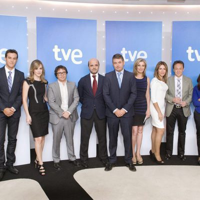 Ignacio Corrales y Julio Somoano junto al equipo de presentadores del Canal 24h