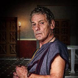 Jeffrey Thomas es Titus en 'Spartacus: DIoses de la arena'