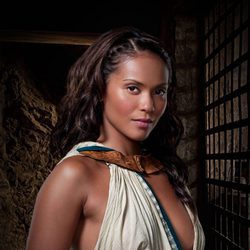 Lesley-Ann Brandt es Naevia en 'Spartacus: DIoses de la arena'