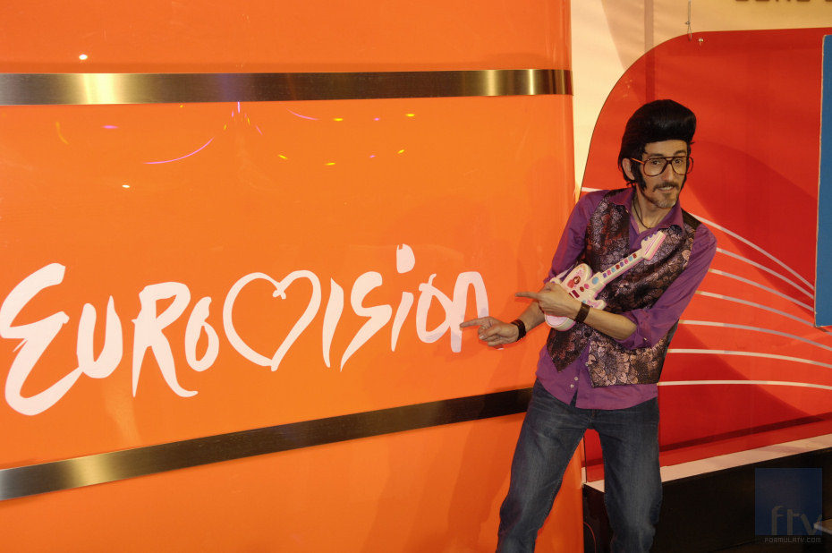 Rodolfo Chikilicuatre posa con el logo de Eurovisión 2008