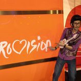 Rodolfo Chikilicuatre posa con el logo de Eurovisión 2008