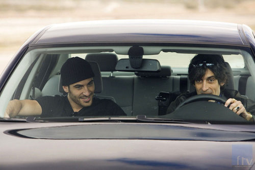 Miguel Ángel Silvestre en un coche