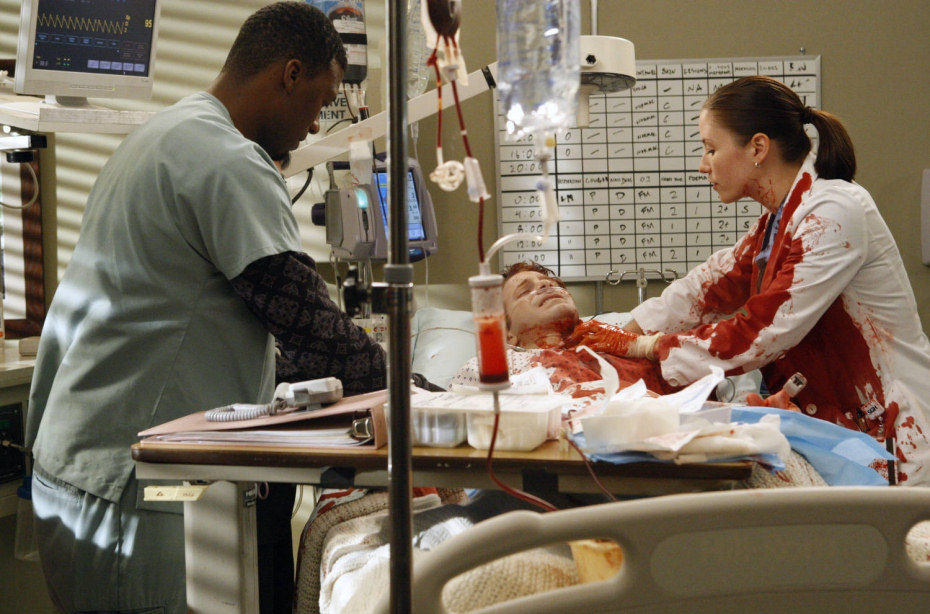 Chyler Leigh controla una hemorragia en 'Anatomía de Grey'