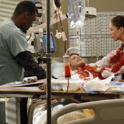 Chyler Leigh controla una hemorragia en 'Anatomía de Grey'