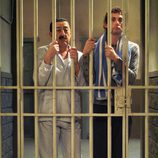 Dos personajes de 'Aída' en la cárcel