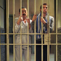 Dos personajes de 'Aída' en la cárcel