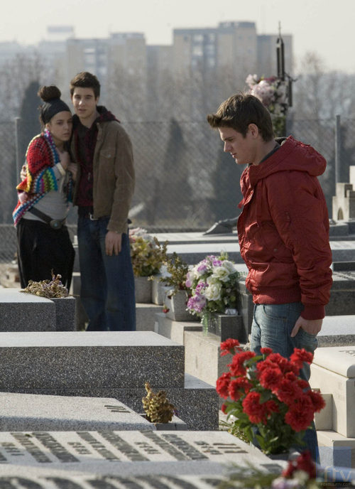 Julio acude al cementerio a ver a su hermano en 'Física o química'
