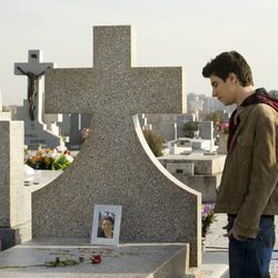 Fer (Javier Calvo) en el cementerio en 'Física o química'