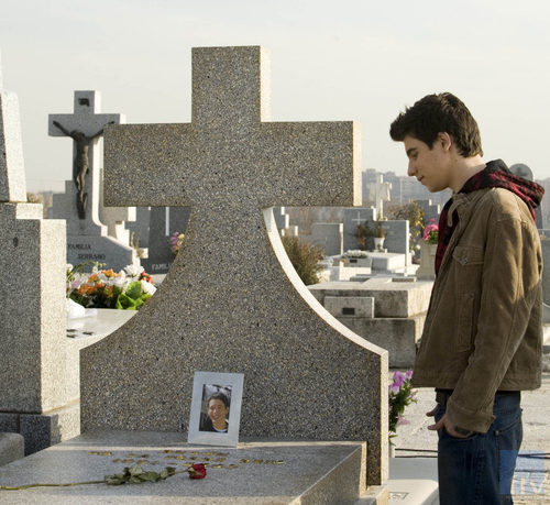 Fer (Javier Calvo) en el cementerio en 'Física o química'