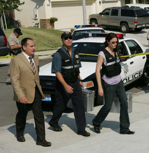 Sara Sidle y Gil Grissom investigan en 'CSI'