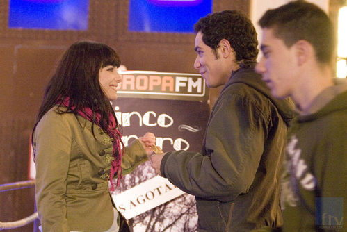 Andrea Duro sonríe a Karim El-Kerem en 'Física o Química'