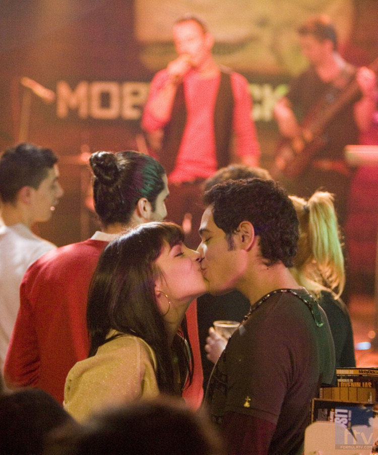 Andrea Duro besa a Karim El-Kerem en 'Física o Química'