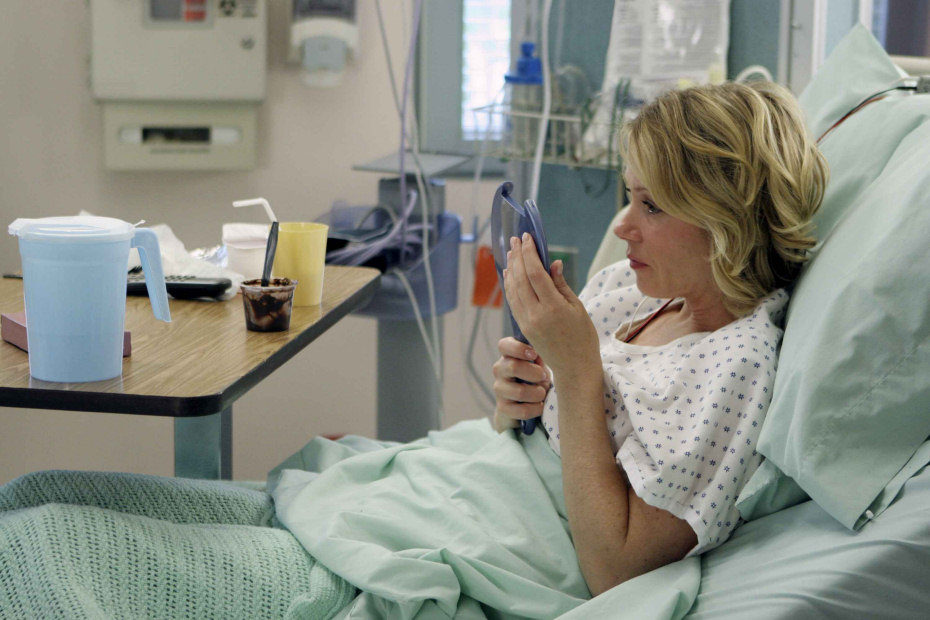 Christina Applegate se mira en el espejo mientras está en el hospital