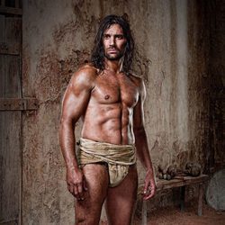 Manu Bennett es Crixus en 'Spartacus: Dioses de la arena'