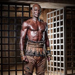 Peter Mensah es Oenomaus en 'Spartacus: Dioses de la arena'