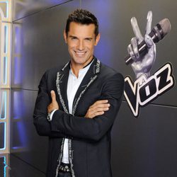 Jesús Vázquez posa con el logo de 'La Voz'