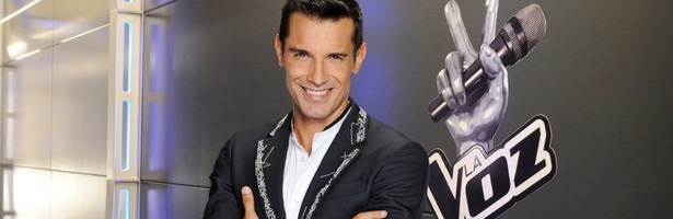 Jesús Vázquez posa con el logo de 'La Voz'