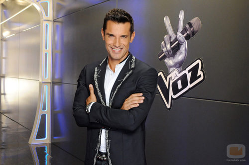 Jesús Vázquez posa con el logo de 'La Voz'