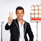 Jesús Vázquez realiza el gesto icono de 'La Voz'