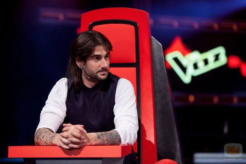 Melendi escucha la voz de uno de los concursantes del programa