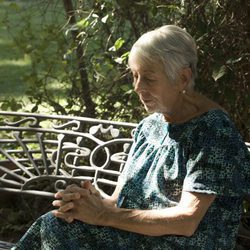 Una anciana espera en el primer episodio de 'Historias robadas'