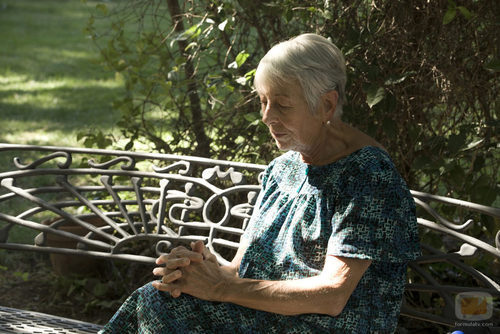 Una anciana espera en el primer episodio de 'Historias robadas'
