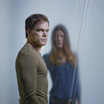 Dexter Morgan y su hermana Debra en la séptima temporada de la serie