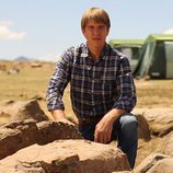 El Cordobés posa frente las tiendas de 'Padres lejanos'