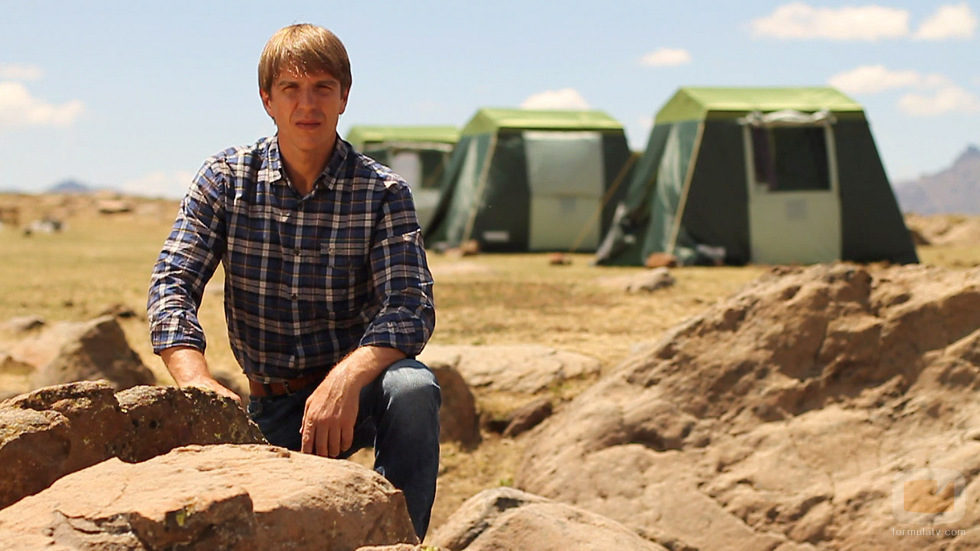 El Cordobés posa frente las tiendas de 'Padres lejanos'