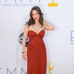 Kat Dennings de '2 Broke Girls' en los Emmy 2012