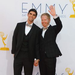 Justin Mikita y Jesse Tyler Ferguson en los Emmy 2012