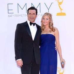 Jon Hamm y Jennifer Westfeldt en los Emmy 2012