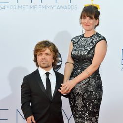 Peter Dinklage y Erica Schmidt en los Emmy 2012