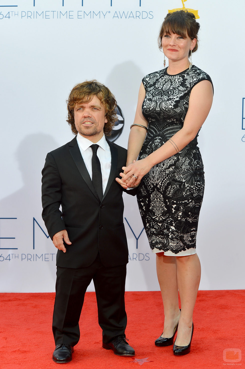 Peter Dinklage y Erica Schmidt en los Emmy 2012