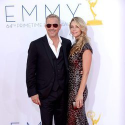 Kevin Costner y su novia en los Emmy 2012