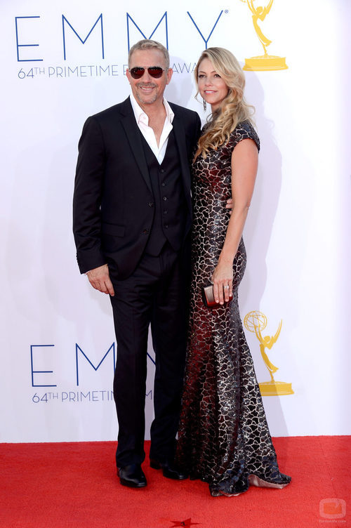 Kevin Costner y su novia en los Emmy 2012