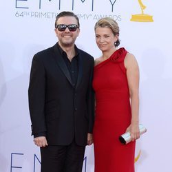 Ricky Gervais y su novia en los Emmy 2012