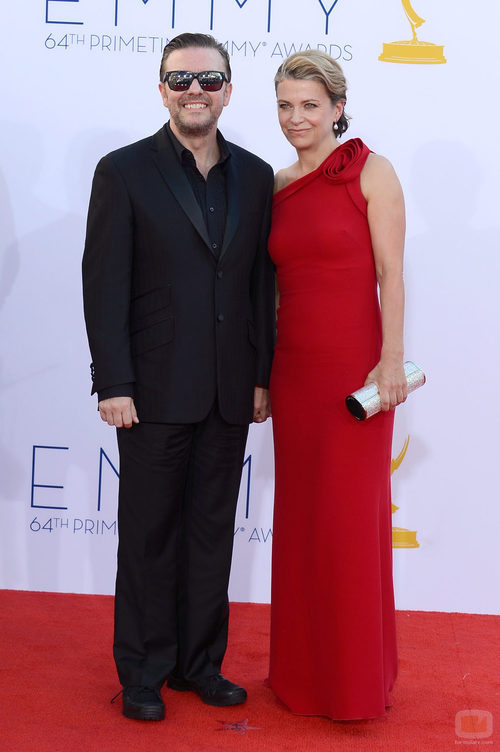 Ricky Gervais y su novia en los Emmy 2012