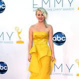 Kaley Cuoco de 'The Big Bang Theory' en los Emmy 2012