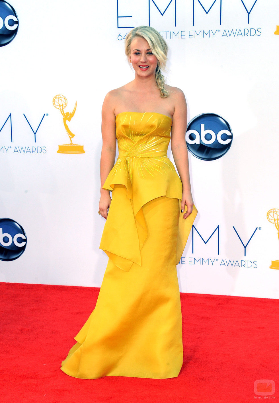 Kaley Cuoco de 'The Big Bang Theory' en los Emmy 2012
