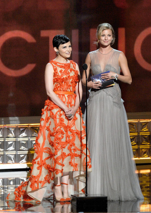 Emily VanCamp y Ginnifer Goodwin en los Emmy 2012