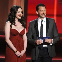 Kat Dennings y Jon Cryer en los Emmy 2012