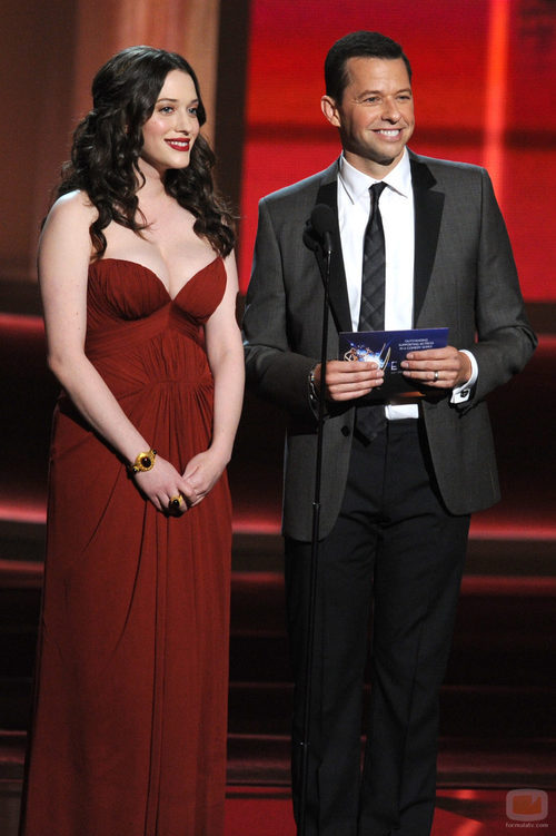 Kat Dennings y Jon Cryer en los Emmy 2012