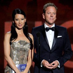 Lucy Liu y Kiefer Sutherland en los Emmy 2012